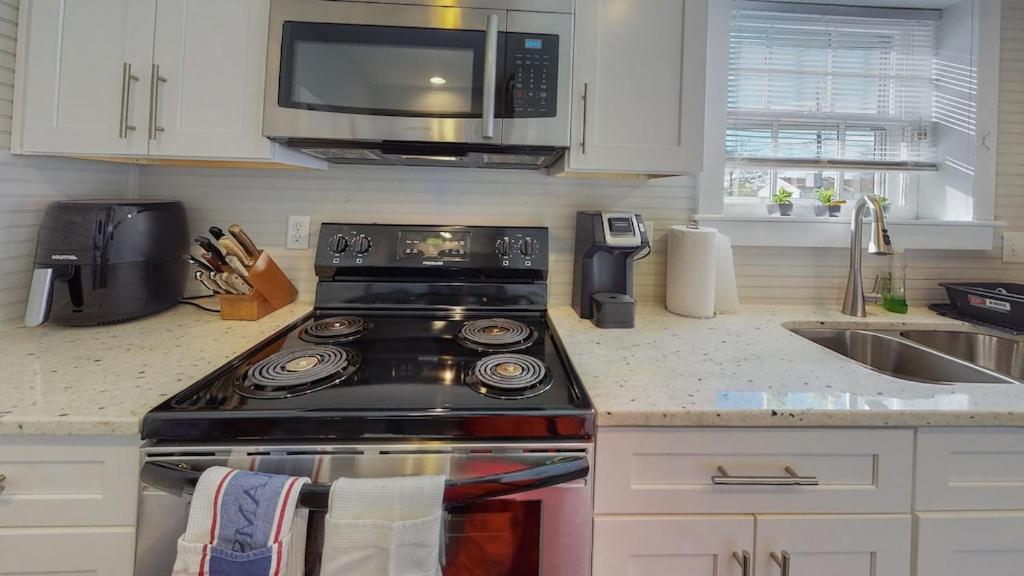 New! Renovated Townhome W/ Putting Green & Patio! Richmond Exteriér fotografie