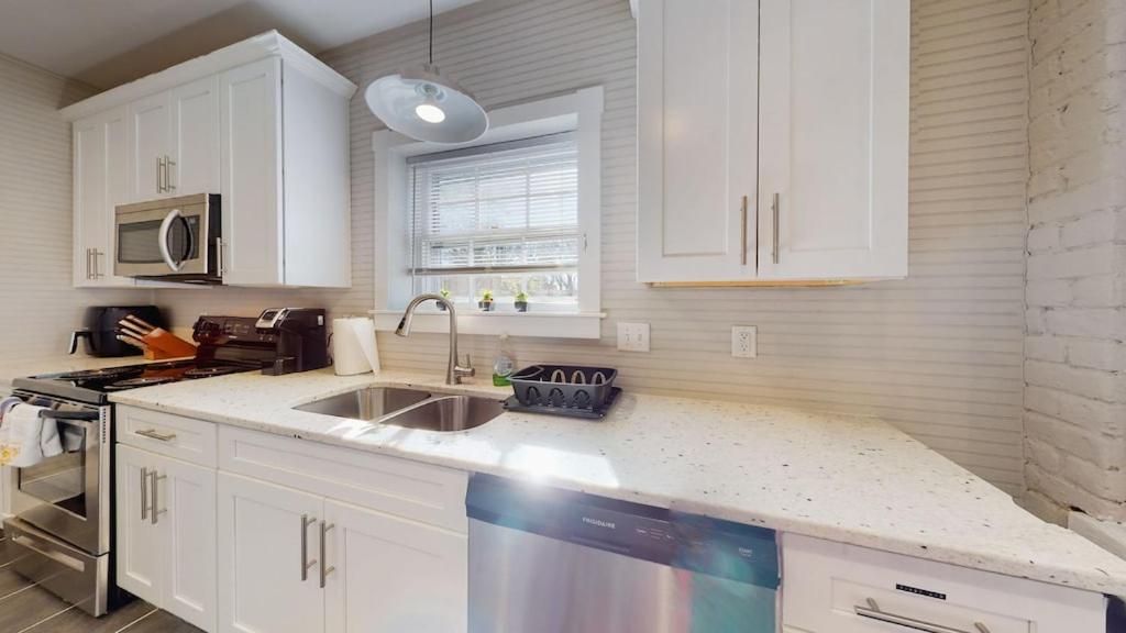 New! Renovated Townhome W/ Putting Green & Patio! Richmond Exteriér fotografie